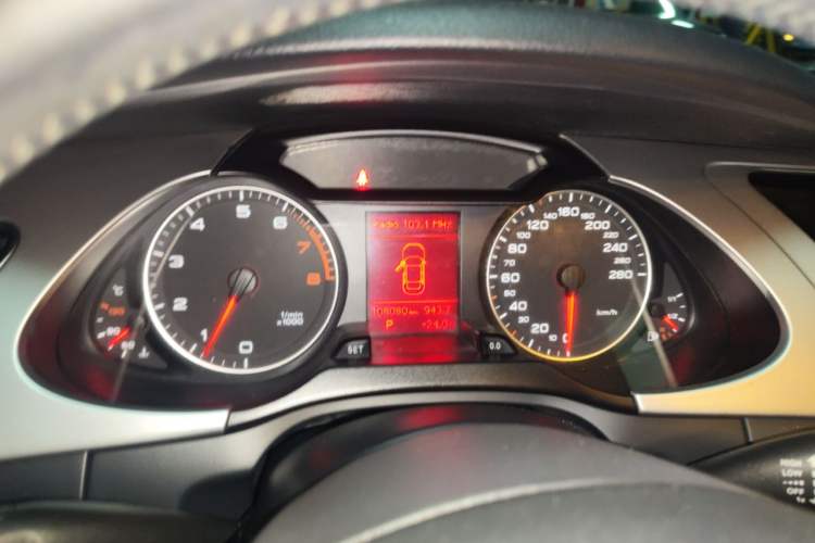 Used Audi A4L 2012 2.0 TFSI automatic Comfort trim level Instrument Cluster