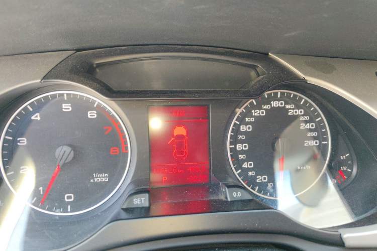 Used Audi A4L 2012 2.0 TFSI automatic standard version Instrument Cluster
