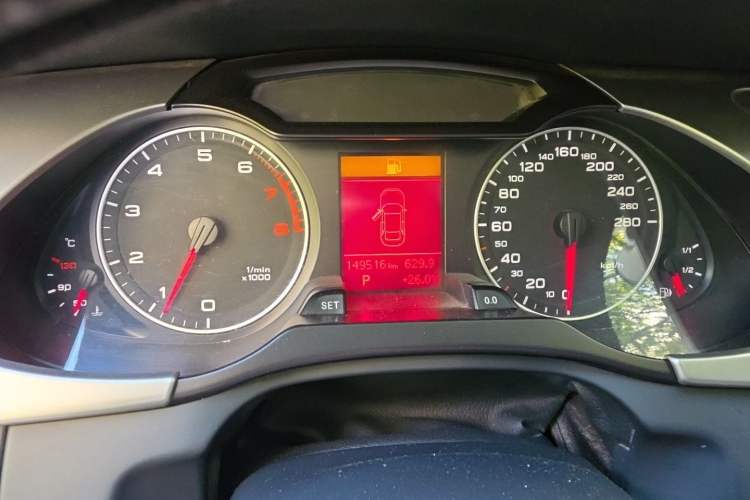Used Audi A4L 2012 2.0 TFSI automatic Comfort trim level Instrument Cluster