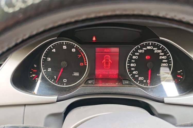 Used Audi A4L 2012 2.0 TFSI automatic Comfort trim level Instrument Cluster