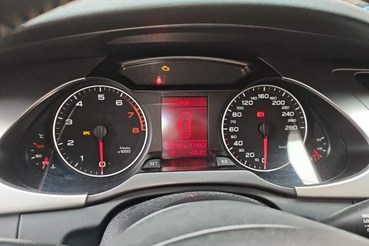 Used Audi A4L 2012 2.0 TFSI automatic Comfort trim level Instrument Cluster