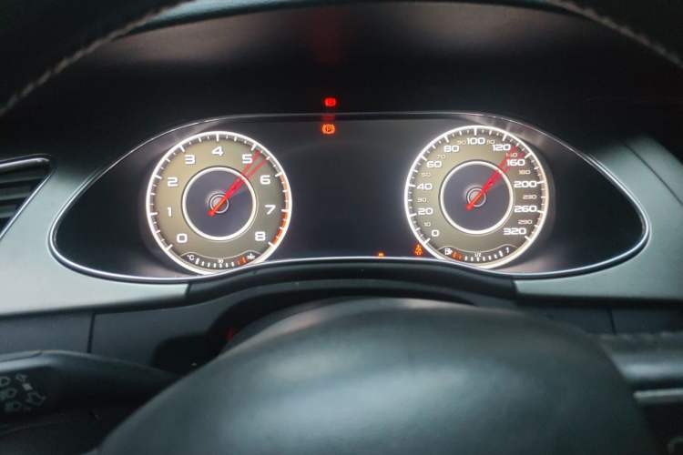 Used Audi A4L 2012 2.0 TFSI automatic Comfort trim level Instrument Cluster
