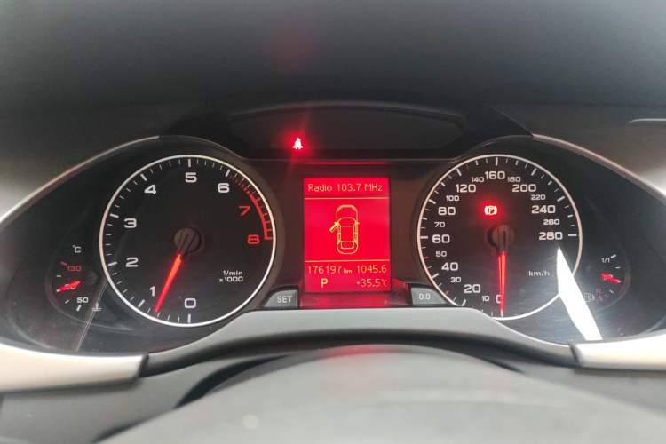 Used Audi A4L 2012 2.0 TFSI automatic standard version Instrument Cluster