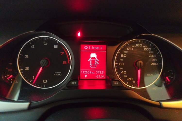 Used Audi A4L 2012 2.0 TFSI automatic Comfort trim level Instrument Cluster