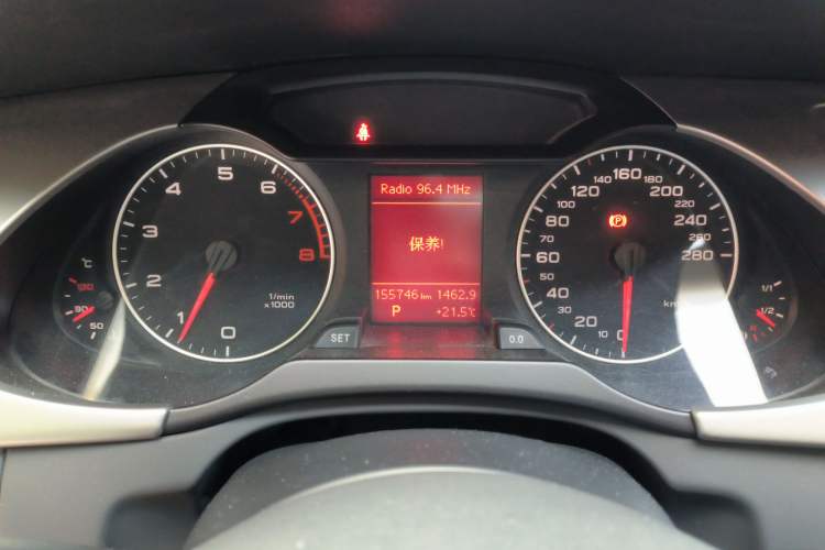 Used Audi A4L 2012 2.0 TFSI automatic Comfort trim level Instrument Cluster