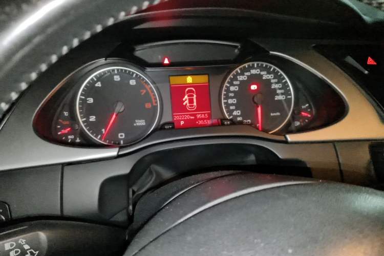 Used Audi A4L 2012 2.0 TFSI automatic standard version Instrument Cluster