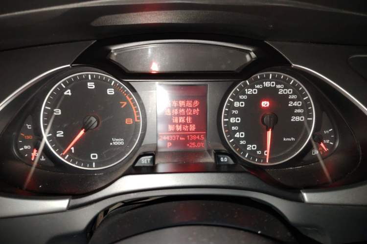 Used Audi A4L 2012 2.0 TFSI automatic Comfort trim level Instrument Cluster
