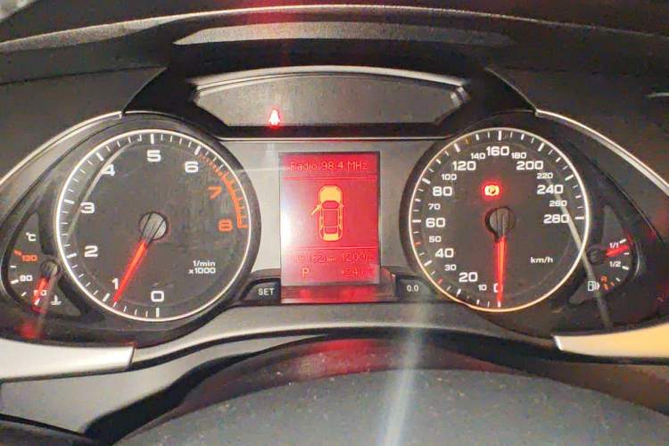 Used Audi A4L 2012 2.0 TFSI automatic Comfort trim level Instrument Cluster