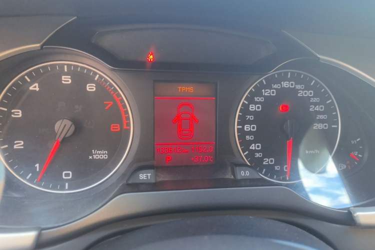 Used Audi A4L 2012 2.0 TFSI automatic Comfort trim level Instrument Cluster
