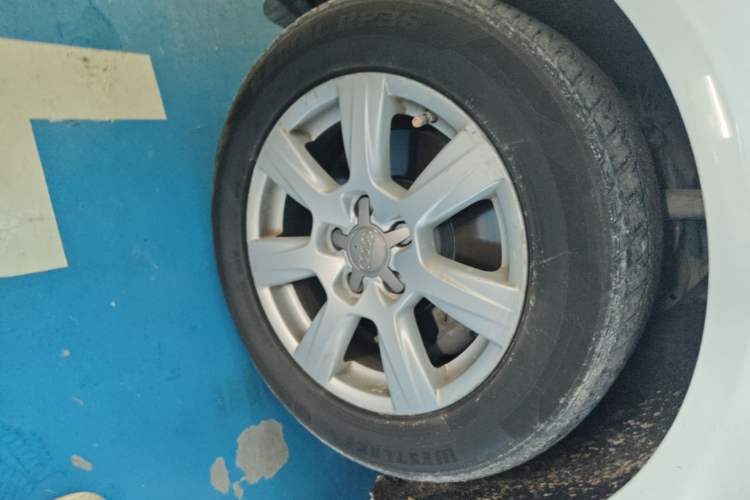 Used Audi A4L 2012 2.0 TFSI automatic standard version Left Front Wheel Hub