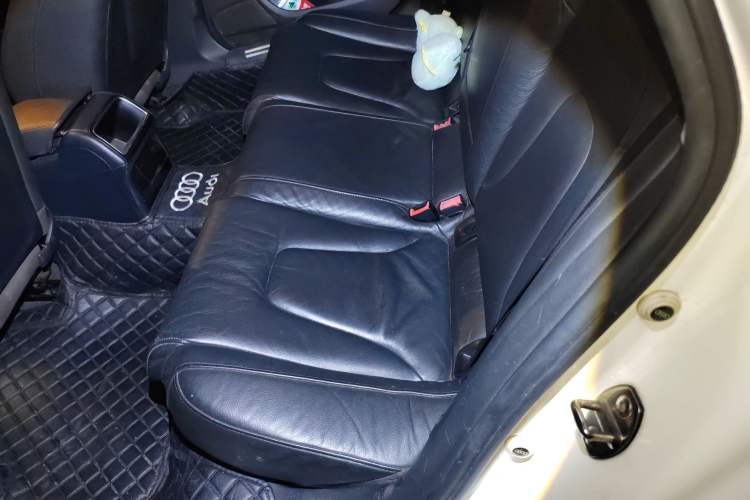Used Audi A4L 2012 2.0 TFSI automatic Comfort trim level Left Rear Seat