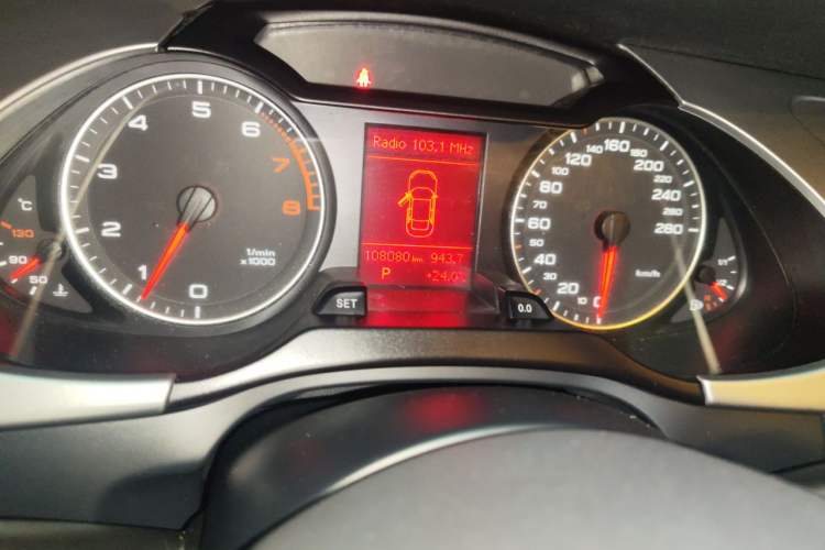 Used Audi A4L 2012 2.0 TFSI automatic Comfort trim level Odometer Close Up