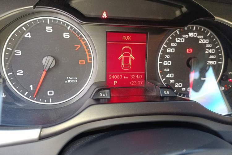 Used Audi A4L 2012 2.0 TFSI automatic standard version Odometer Close Up