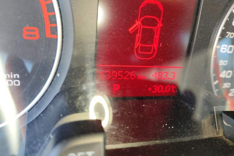 Used Audi A4L 2012 2.0 TFSI automatic standard version Odometer Close Up