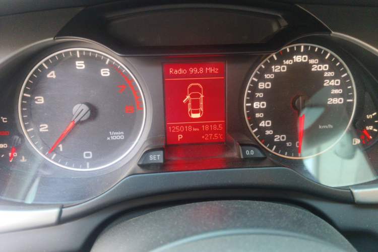 Used Audi A4L 2012 2.0 TFSI automatic standard version Odometer Close Up