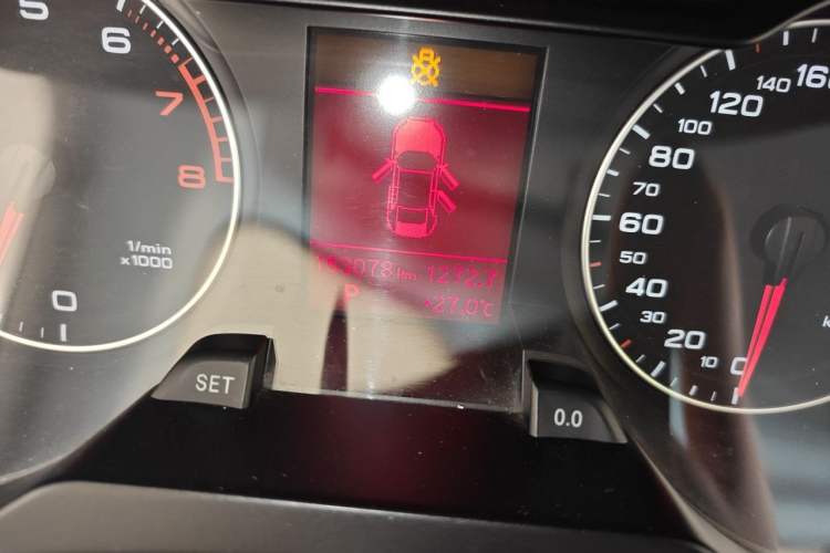 Used Audi A4L 2012 2.0 TFSI automatic standard version Odometer Close Up