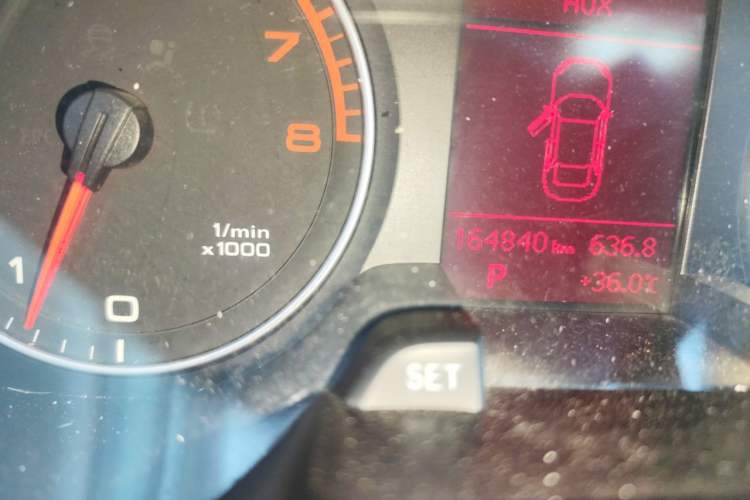 Used Audi A4L 2012 2.0 TFSI automatic standard version Odometer Close Up