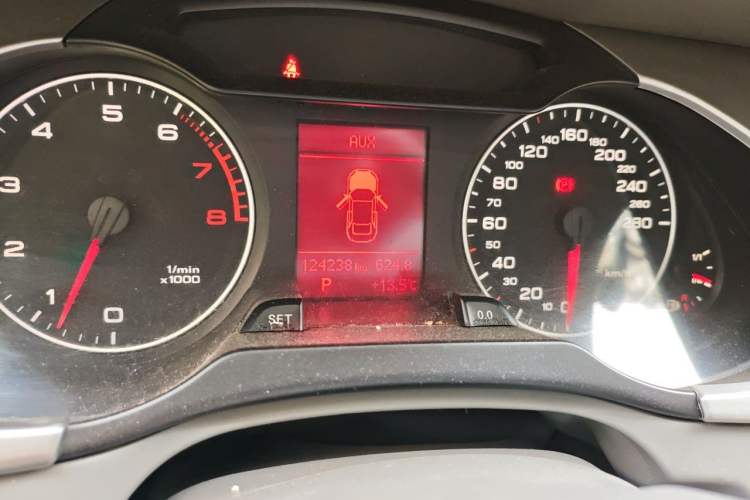 Used Audi A4L 2012 2.0 TFSI automatic Comfort trim level Odometer Close Up