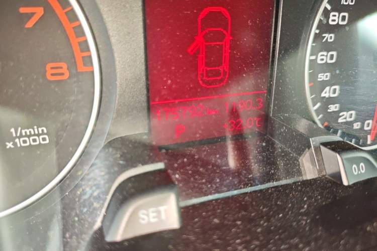 Used Audi A4L 2012 2.0 TFSI automatic Comfort trim level Odometer Close Up