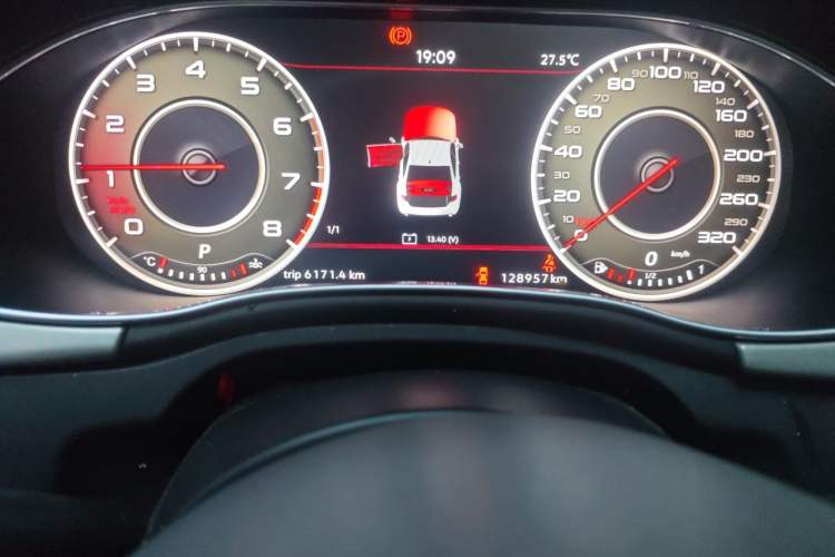 Used Audi A4L 2012 2.0 TFSI automatic Comfort trim level Odometer Close Up