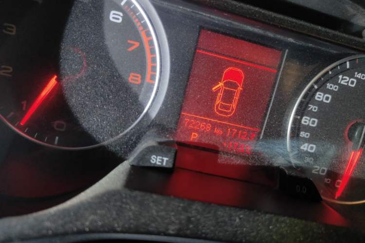 Used Audi A4L 2012 2.0 TFSI automatic standard version Odometer Close Up