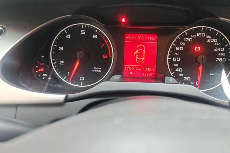 Used Audi A4L 2012 2.0 TFSI automatic standard version Odometer Close Up