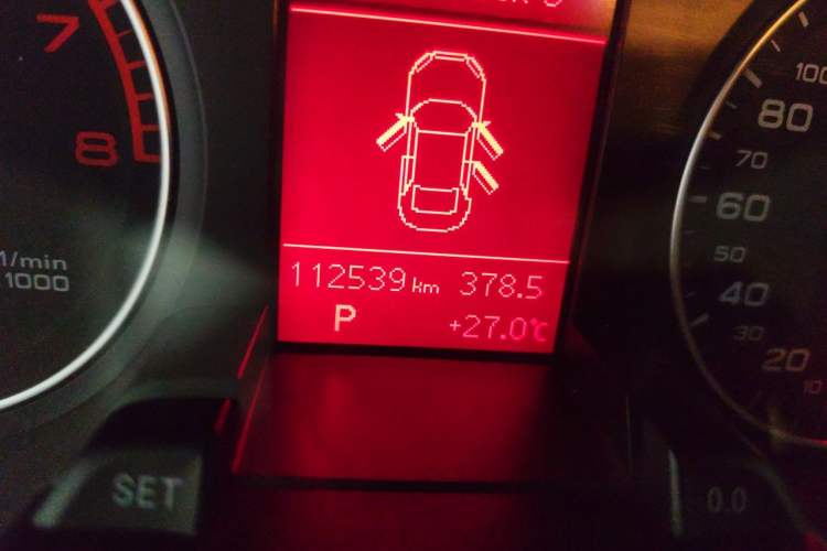 Used Audi A4L 2012 2.0 TFSI automatic Comfort trim level Odometer Close Up