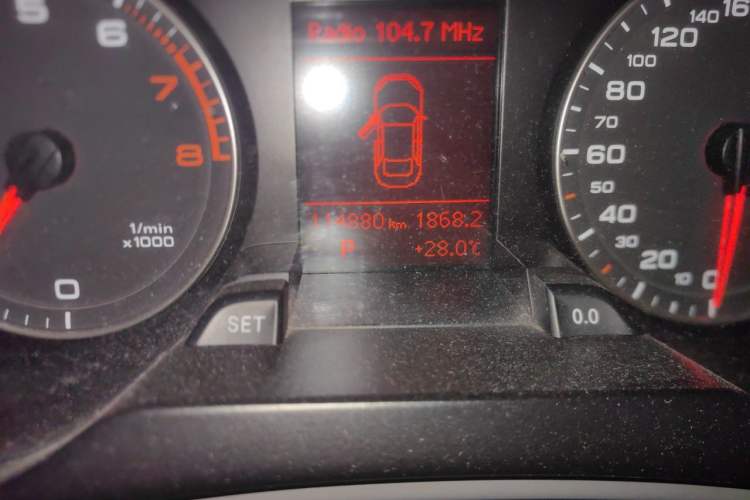Used Audi A4L 2012 2.0 TFSI automatic Comfort trim level Odometer Close Up