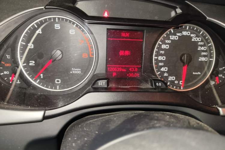 Used Audi A4L 2012 2.0 TFSI automatic standard version Odometer Close Up