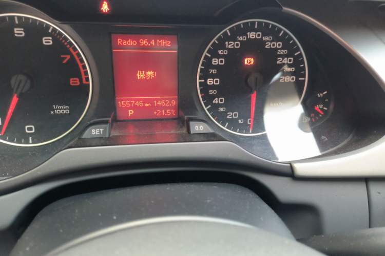 Used Audi A4L 2012 2.0 TFSI automatic Comfort trim level Odometer Close Up