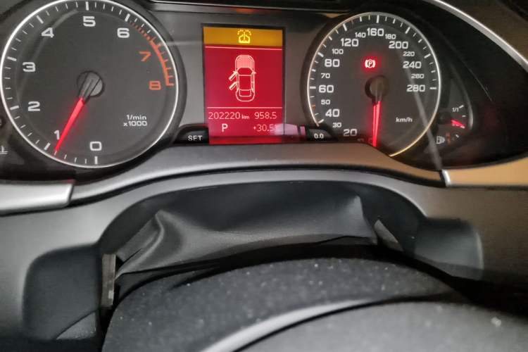 Used Audi A4L 2012 2.0 TFSI automatic standard version Odometer Close Up