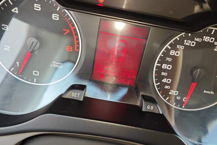 Used Audi A4L 2012 2.0 TFSI automatic standard version Odometer Close Up