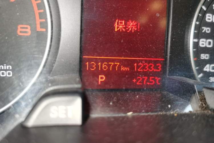 Used Audi A4L 2012 2.0 TFSI automatic standard version Odometer Close Up