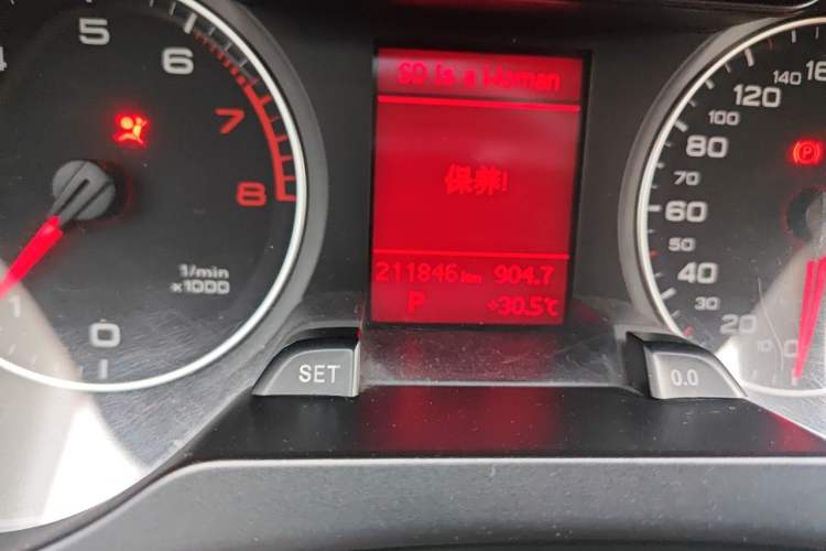 Used Audi A4L 2012 2.0 TFSI automatic standard version Odometer Close Up