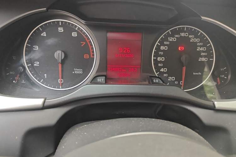 Used Audi A4L 2012 2.0 TFSI automatic standard version Odometer Close Up