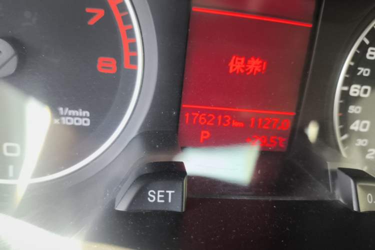 Used Audi A4L 2012 2.0 TFSI automatic standard version Odometer Close Up