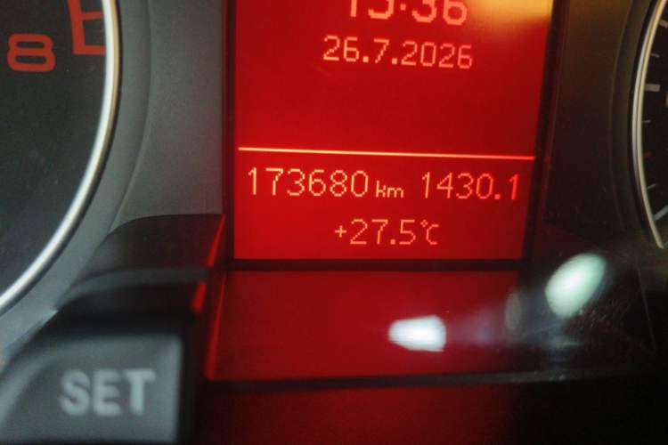Used Audi A4L 2012 2.0 TFSI automatic standard version Odometer Close Up