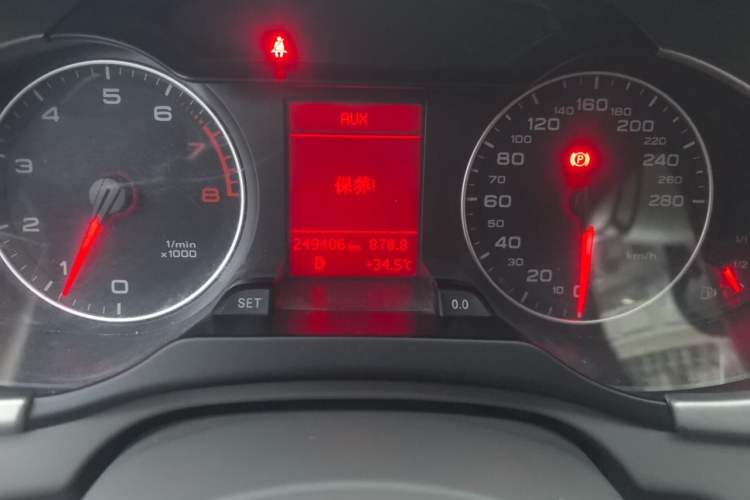 Used Audi A4L 2012 2.0 TFSI automatic Comfort trim level Odometer Close Up