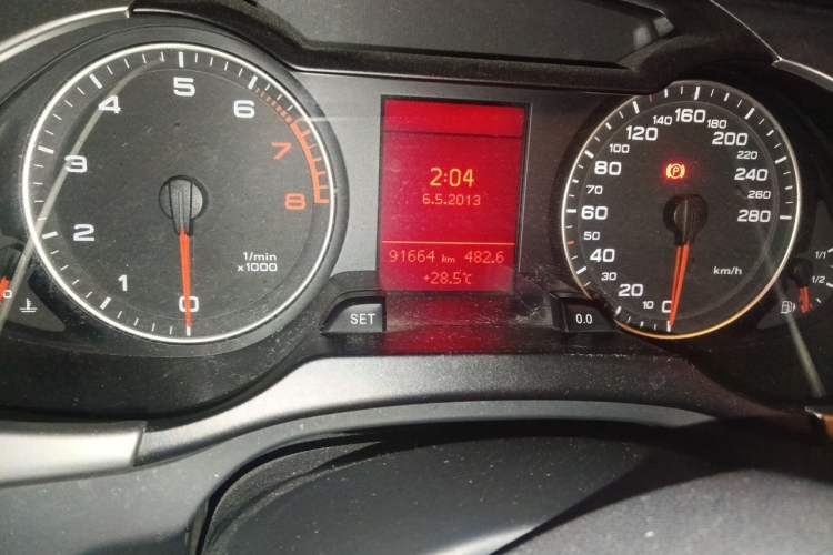 Used Audi A4L 2012 2.0 TFSI automatic standard version Odometer Close Up