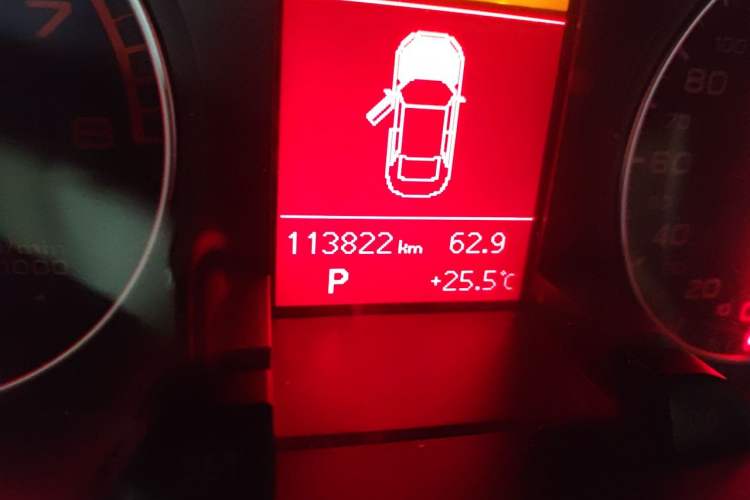 Used Audi A4L 2012 2.0 TFSI automatic standard version Odometer Close Up