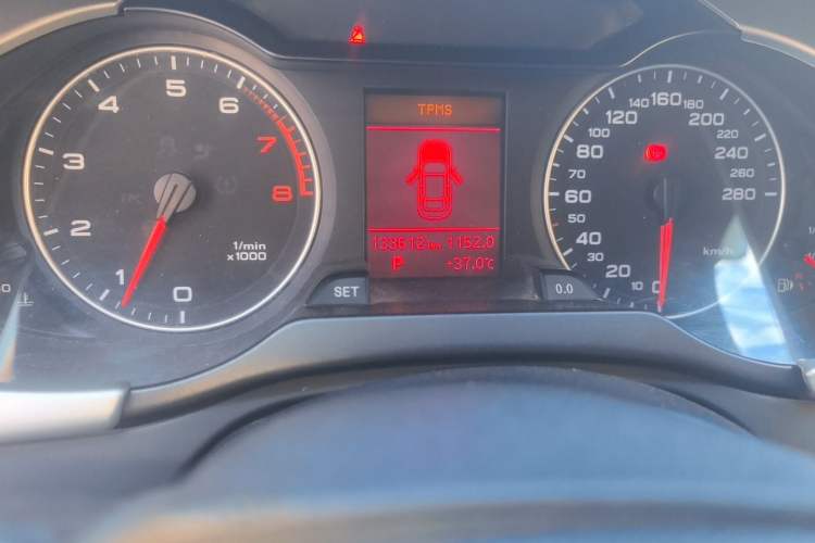 Used Audi A4L 2012 2.0 TFSI automatic Comfort trim level Odometer Close Up