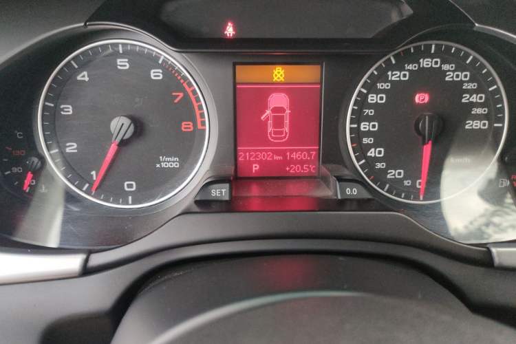 Used Audi A4L 2012 2.0 TFSI automatic standard version Odometer Close Up