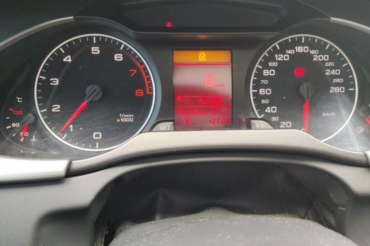 Used Audi A4L 2012 2.0 TFSI automatic Comfort trim level Odometer Close Up