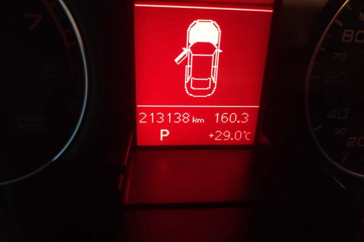 Used Audi A4L 2012 2.0 TFSI automatic standard version Odometer Close Up