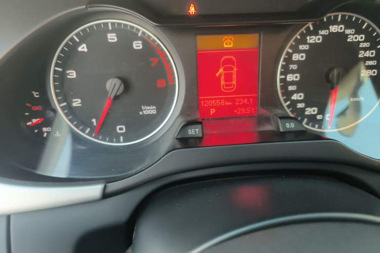 Used Audi A4L 2012 2.0 TFSI automatic standard version Odometer Close Up