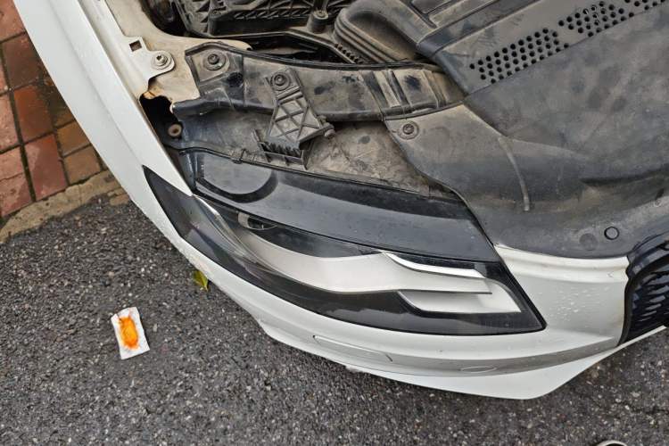 Used Audi A4L 2012 2.0 TFSI automatic Comfort trim level Right Front Headlight
