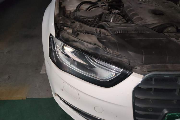 Used Audi A4L 2012 2.0 TFSI automatic Comfort trim level Right Front Headlight