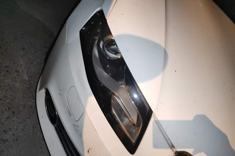 Used Audi A4L 2012 2.0 TFSI automatic Comfort trim level Right Front Headlight