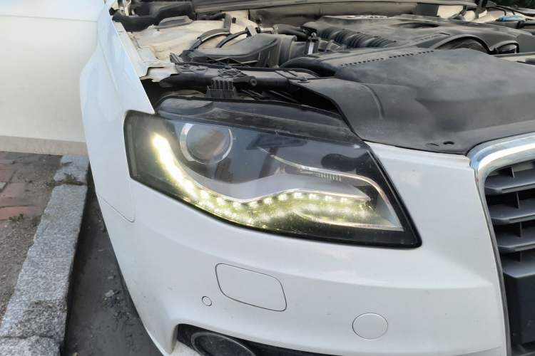 Used Audi A4L 2012 2.0 TFSI automatic standard version Right Front Headlight