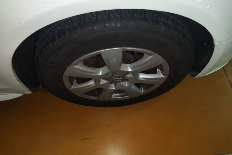 Used Audi A4L 2012 2.0 TFSI automatic Comfort trim level Right Front Wheel Hub